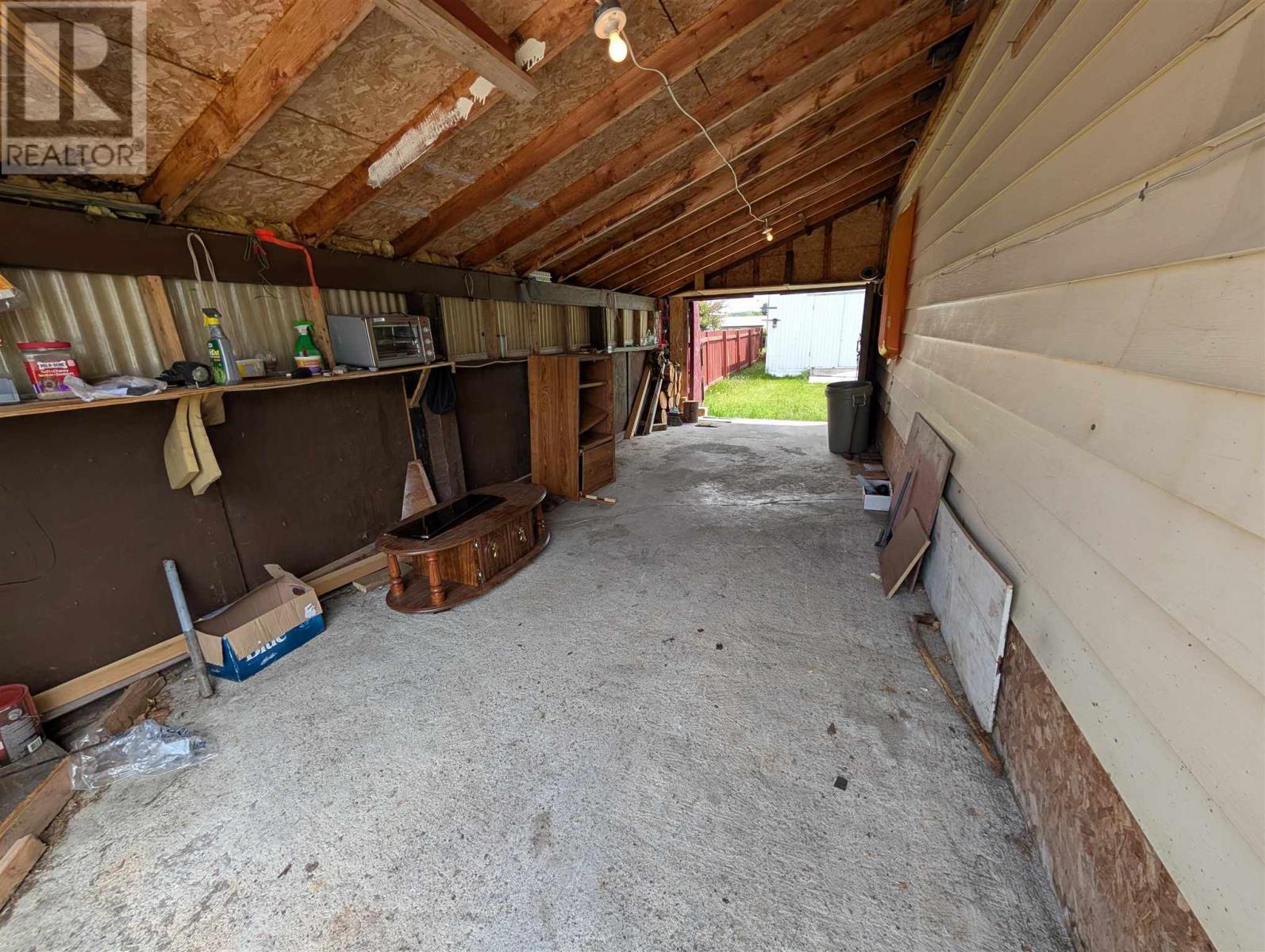 61 Third Ave, Wawa, ON - Indoor Photo Showing Garage