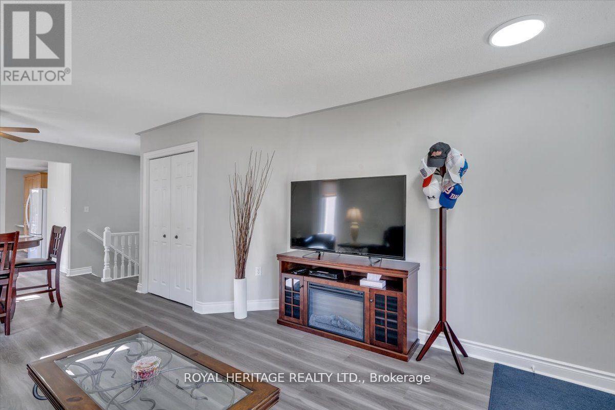 27 South Maloney Street, Marmora And Lake, ON - Indoor Photo Showing Living Room
