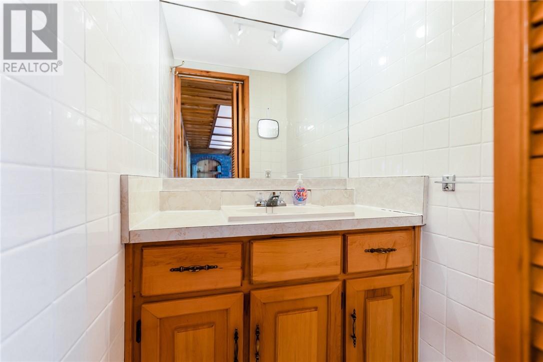 1 Windy Lake Shorty'S Island, Levack, ON