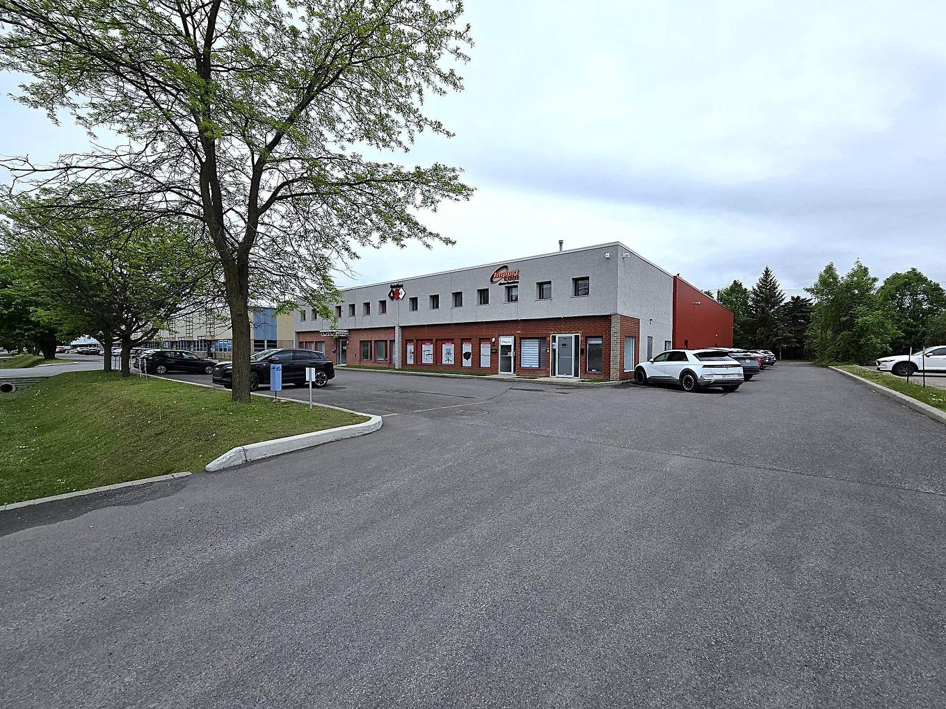 Frontage - 3599 Boul. De La Grande-Allée, Boisbriand, QC - Outdoor