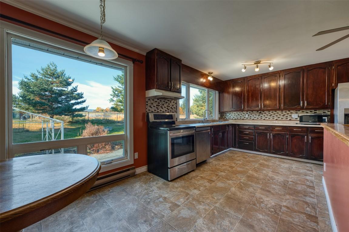 48 Puckett Road, Cherryville, BC - Indoor Photo Showing Kitchen