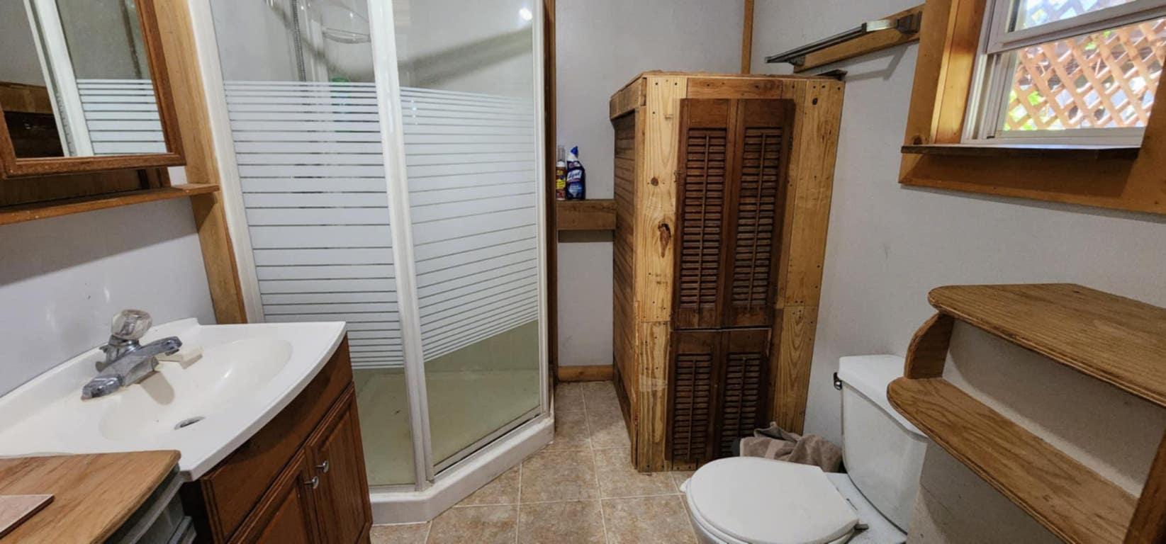 48 Puckett Road, Cherryville, BC - Indoor Photo Showing Bathroom