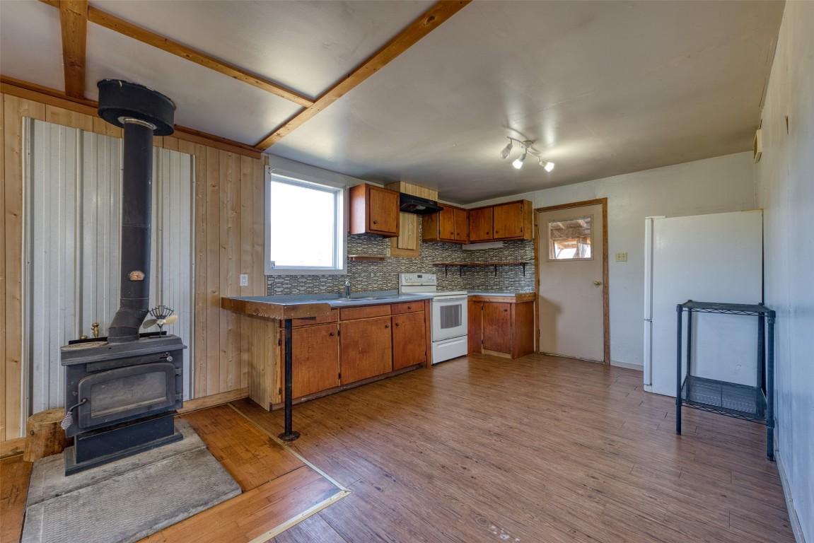48 Puckett Road, Cherryville, BC - Indoor Photo Showing Kitchen