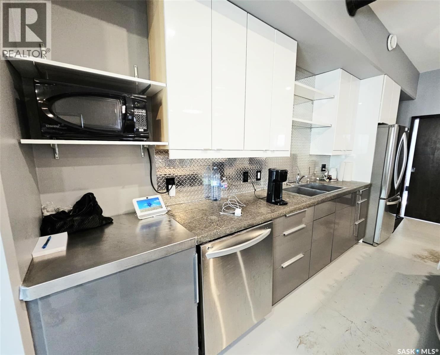 347 Maple Avenue, Yorkton, SK - Indoor Photo Showing Kitchen With Double Sink