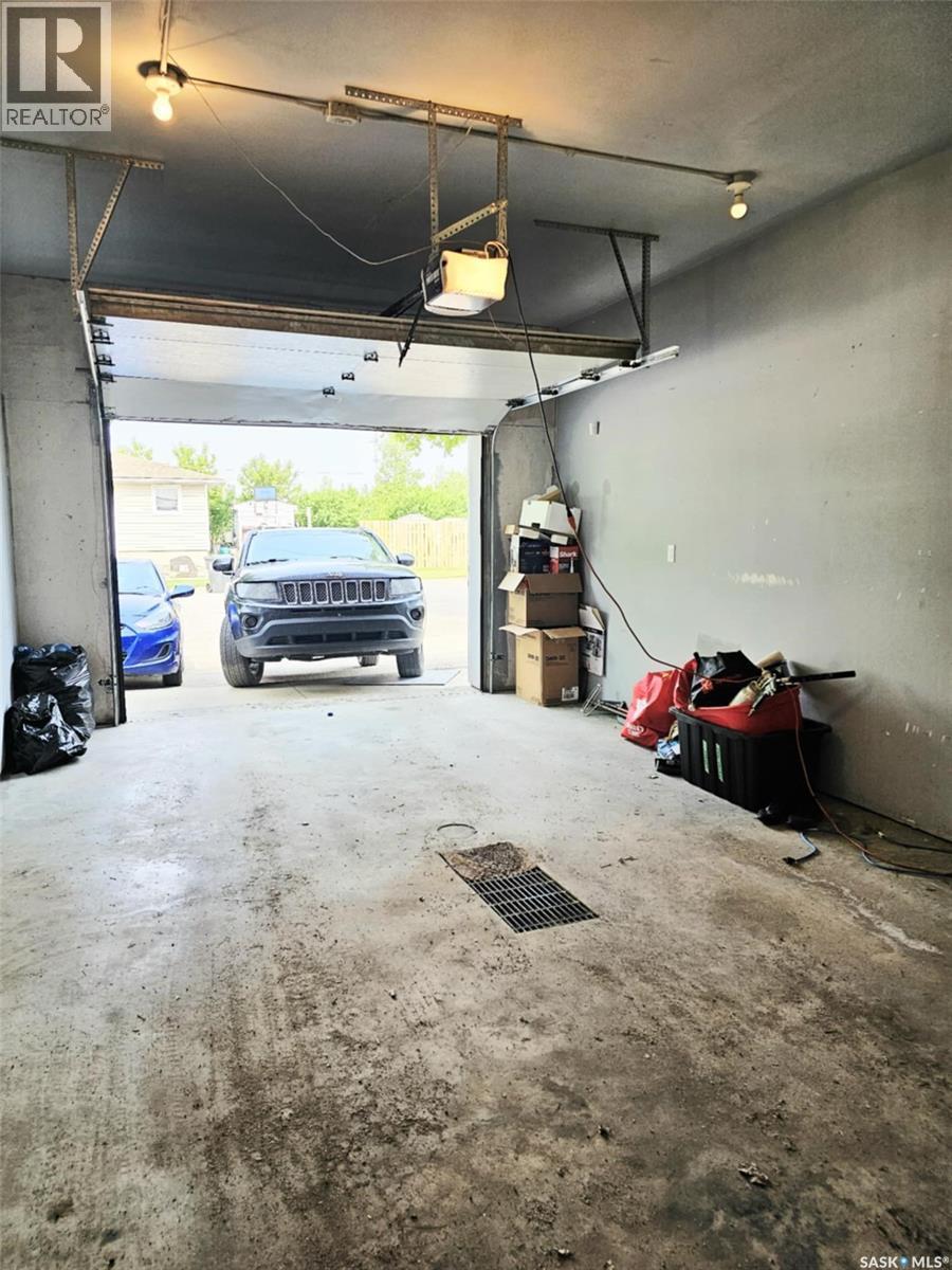 347 Maple Avenue, Yorkton, SK - Indoor Photo Showing Garage