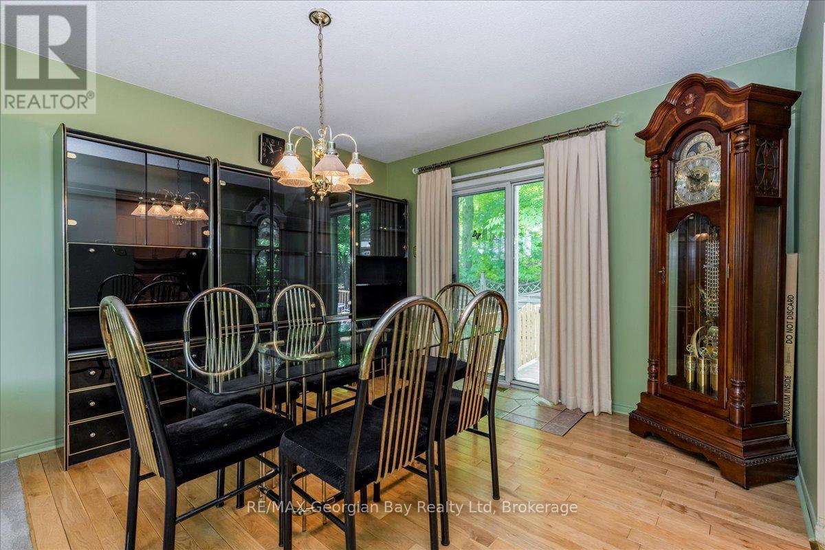 31 Lakeview Crescent, Tiny, ON - Indoor Photo Showing Dining Room