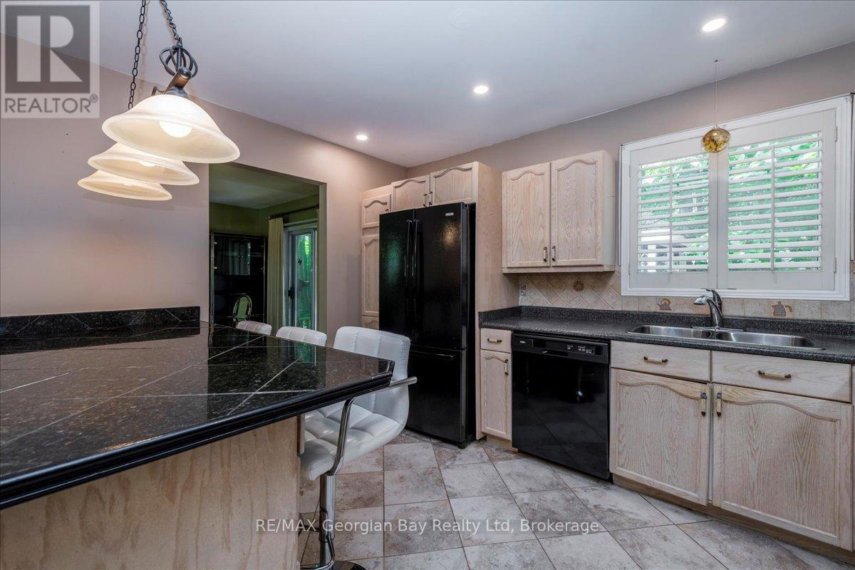 31 Lakeview Crescent, Tiny, ON - Indoor Photo Showing Kitchen With Double Sink