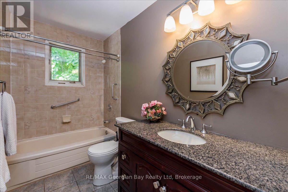 31 Lakeview Crescent, Tiny, ON - Indoor Photo Showing Bathroom
