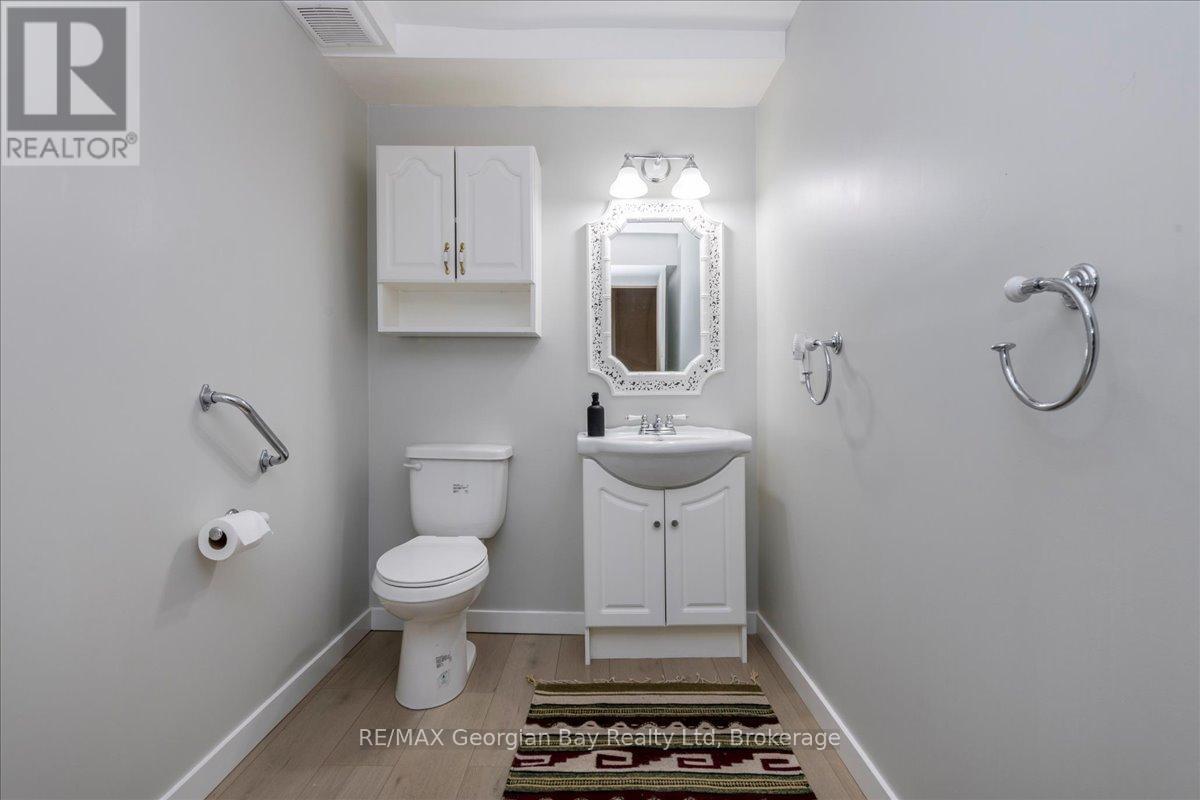 31 Lakeview Crescent, Tiny, ON - Indoor Photo Showing Bathroom