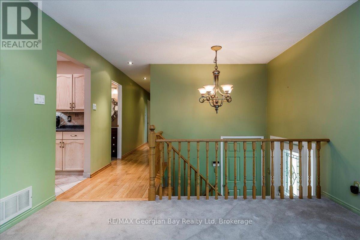 31 Lakeview Crescent, Tiny, ON - Indoor Photo Showing Other Room