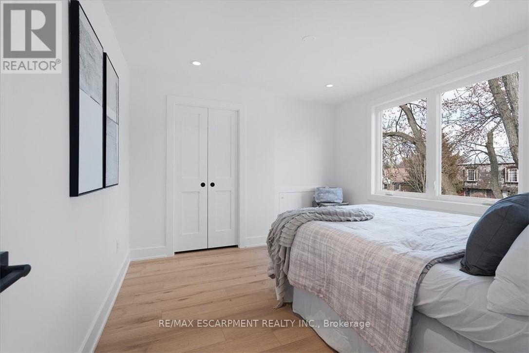94 West 32Nd Street, Hamilton, ON - Indoor Photo Showing Bedroom