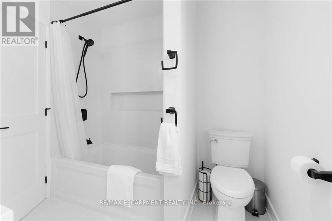 94 West 32Nd Street, Hamilton, ON - Indoor Photo Showing Bathroom