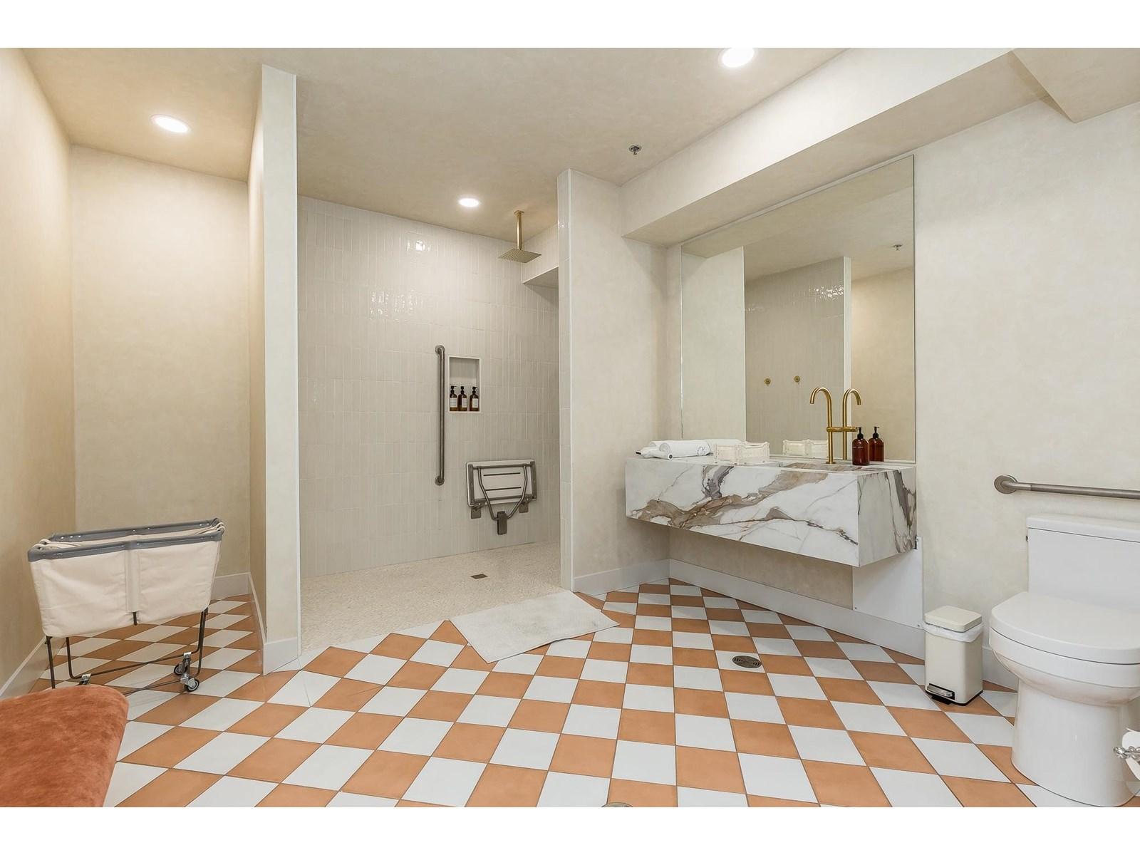 2 34100 South Fraser Way, Abbotsford, BC