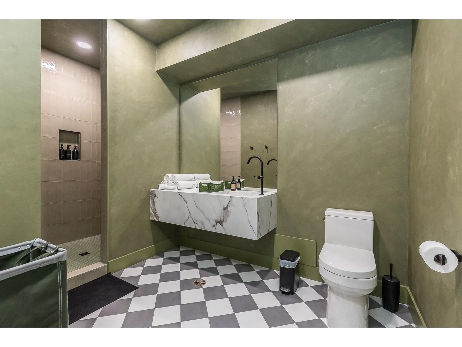 2 34100 South Fraser Way, Abbotsford, BC