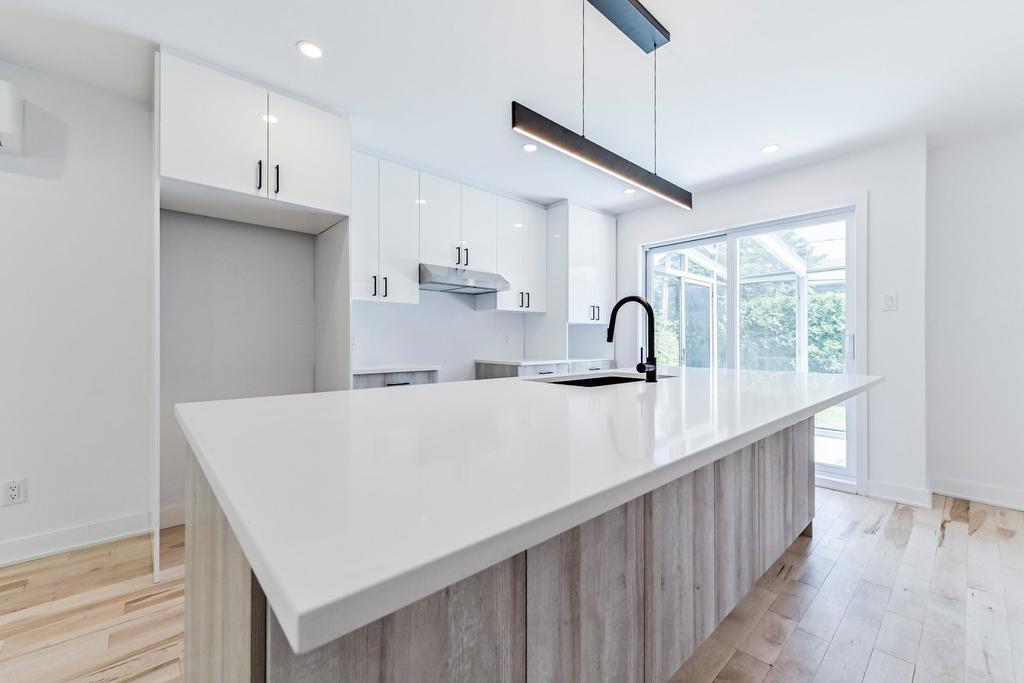 Kitchen - 2010 Rue La Corne, Saint-Bruno-De-Montarville, QC - Indoor Photo Showing Kitchen With Upgraded Kitchen