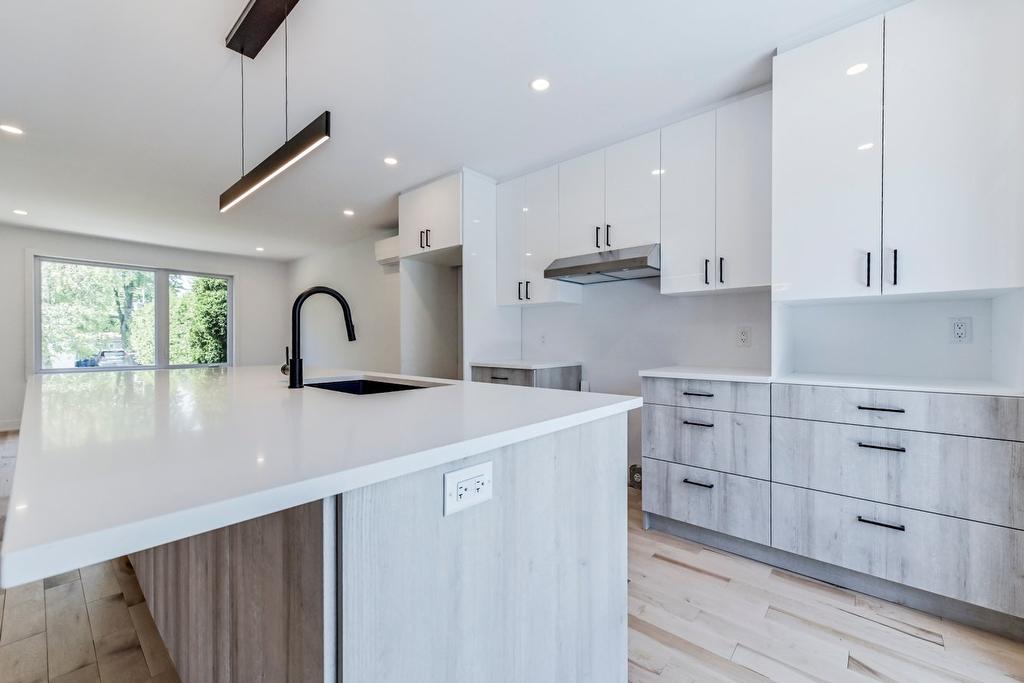 Kitchen - 2010 Rue La Corne, Saint-Bruno-De-Montarville, QC - Indoor Photo Showing Kitchen With Upgraded Kitchen