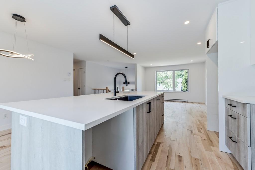 Kitchen - 2010 Rue La Corne, Saint-Bruno-De-Montarville, QC - Indoor Photo Showing Kitchen With Upgraded Kitchen