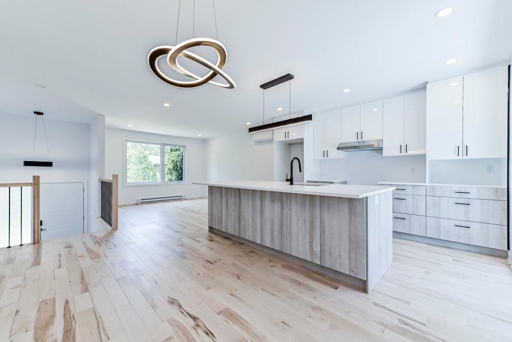 Kitchen - 2010 Rue La Corne, Saint-Bruno-De-Montarville, QC - Indoor Photo Showing Kitchen With Upgraded Kitchen