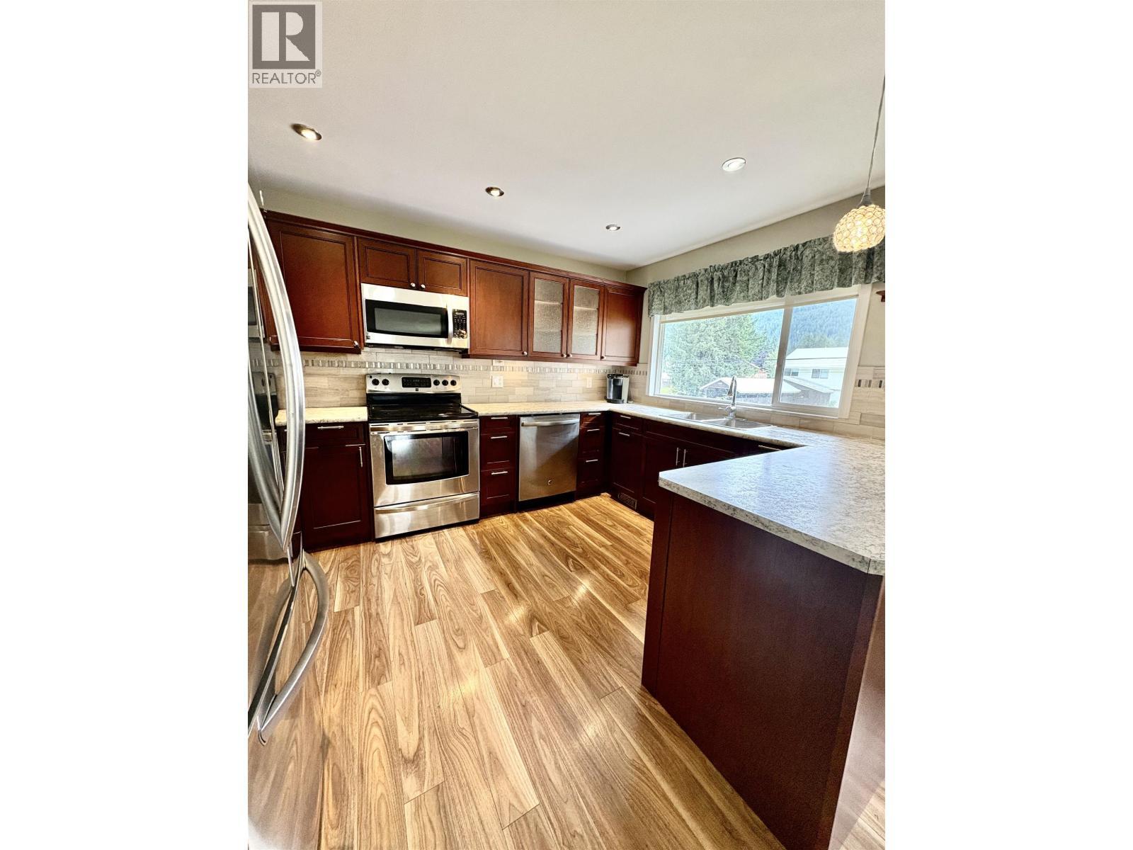 1407 Raven Street, Stewart, BC - Indoor Photo Showing Kitchen
