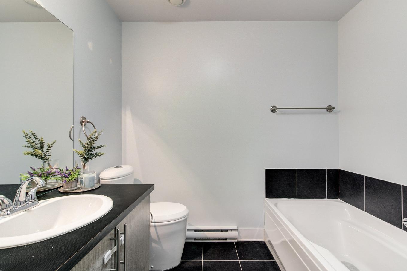 Bathroom - 108-4700 Boul. Henri-Bourassa O., Montréal (Saint-Laurent), QC - Indoor Photo Showing Bathroom