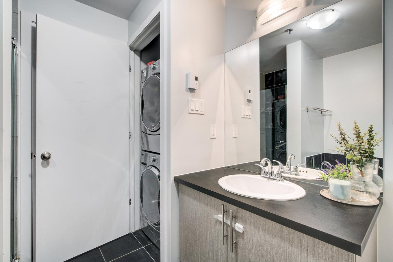 Bathroom - 108-4700 Boul. Henri-Bourassa O., Montréal (Saint-Laurent), QC - Indoor Photo Showing Laundry Room