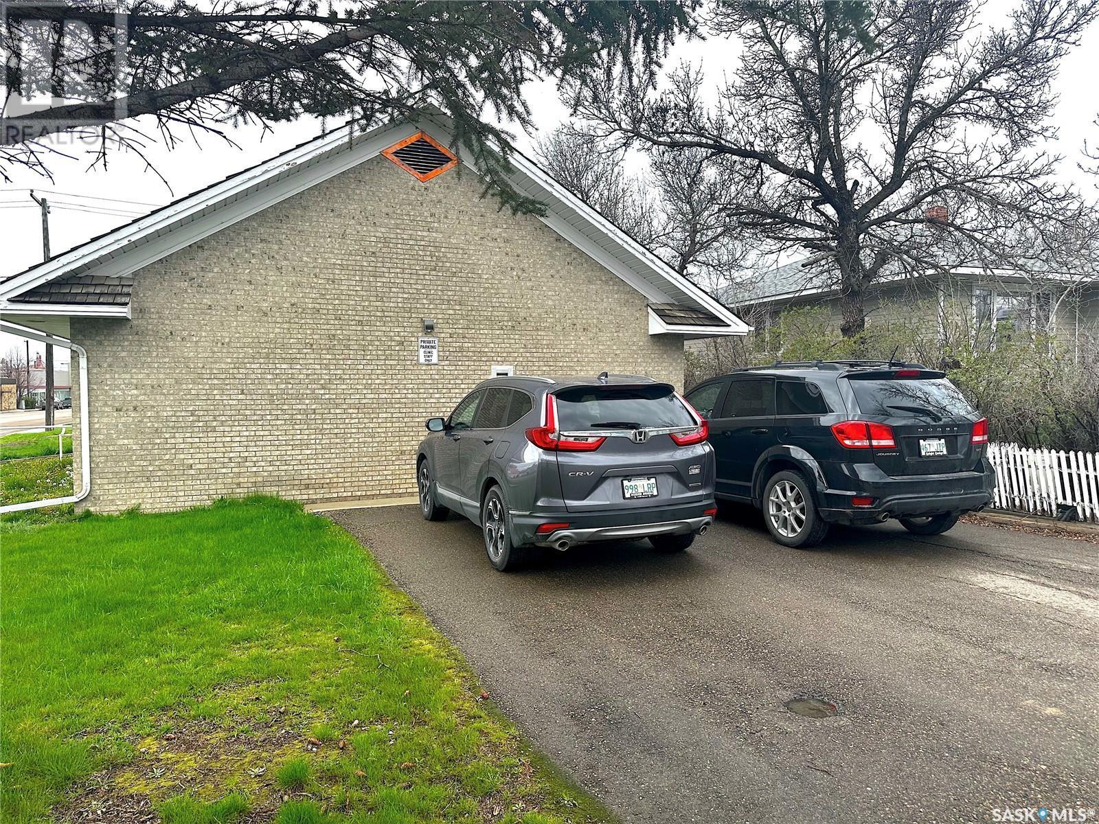 215 Chaplin Street W, Swift Current, SK