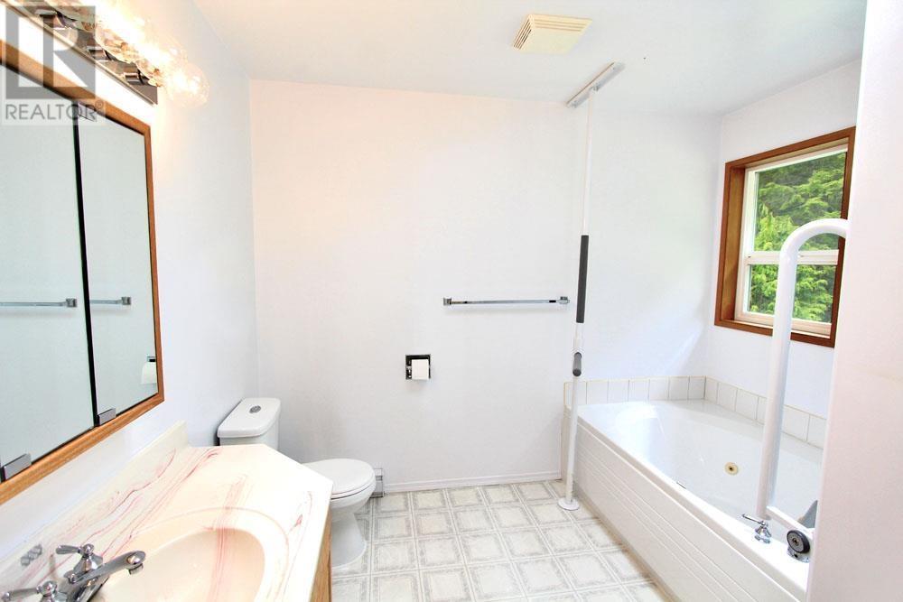 209 2Nd Avenue, Daajing Giids City, BC - Indoor Photo Showing Bathroom