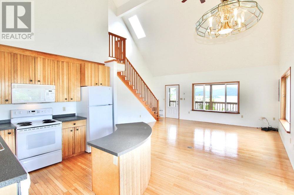 209 2Nd Avenue, Daajing Giids City, BC - Indoor Photo Showing Kitchen