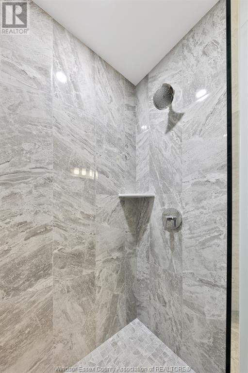 716 Brownstone Unit# 404, Tecumseh, ON - Indoor Photo Showing Bathroom