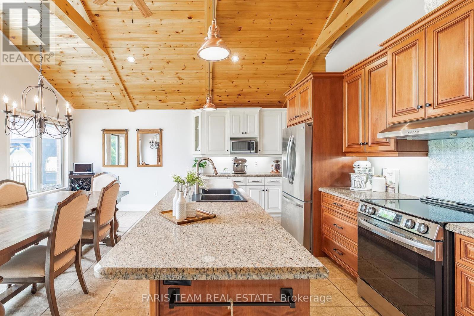 9229 25 Sideroad Adjala, Adjala-Tosorontio, ON - Indoor Photo Showing Kitchen With Double Sink