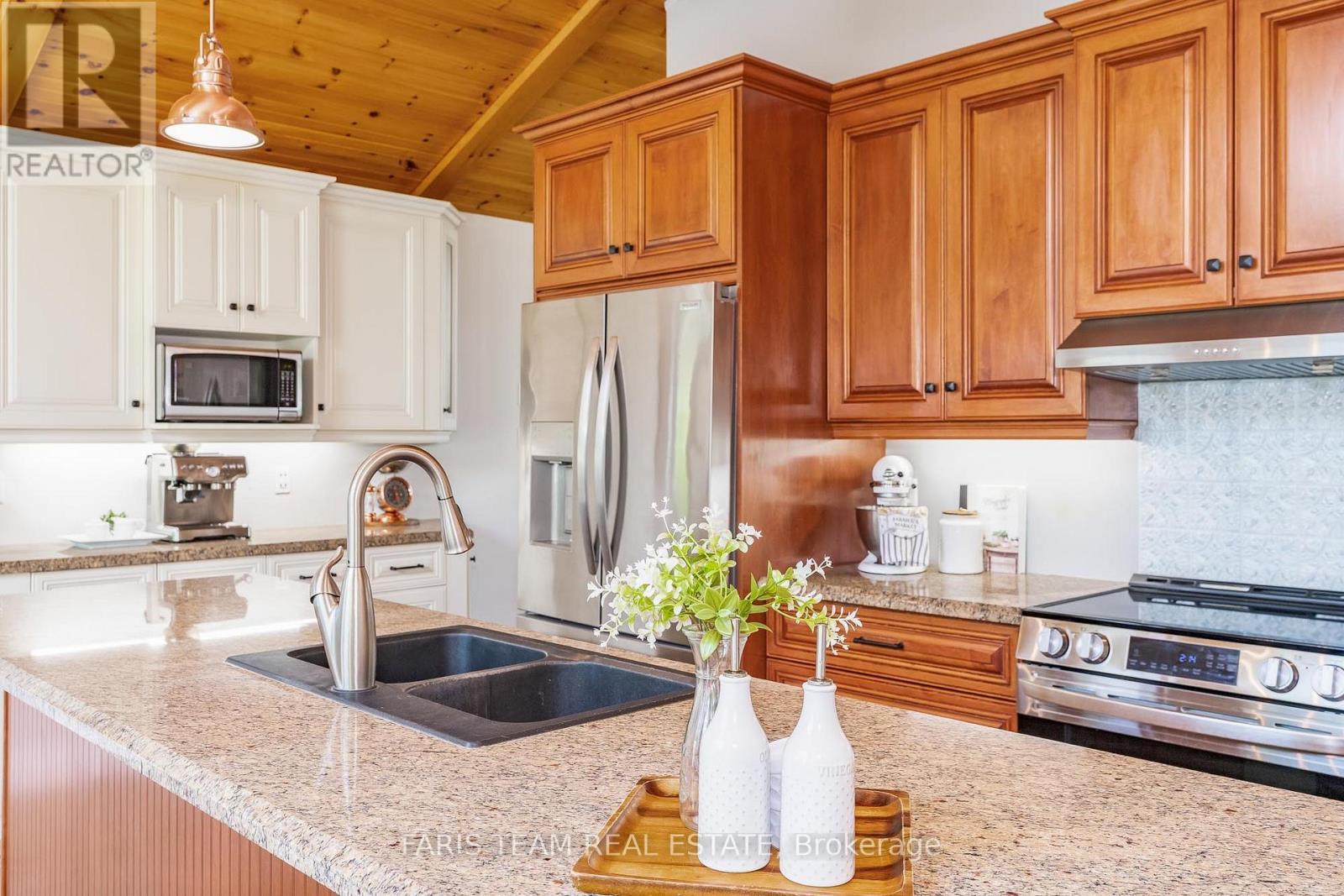 9229 25 Sideroad Adjala, Adjala-Tosorontio, ON - Indoor Photo Showing Kitchen With Double Sink With Upgraded Kitchen