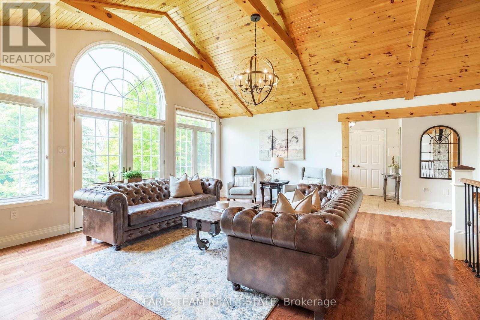 9229 25 Sideroad Adjala, Adjala-Tosorontio, ON - Indoor Photo Showing Living Room