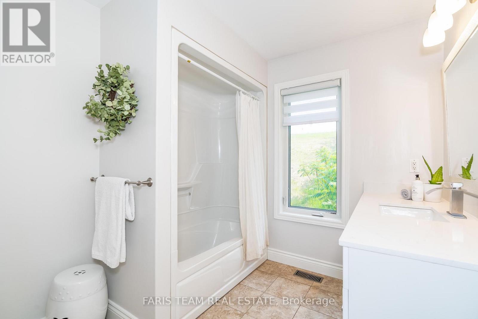 9229 25 Sideroad Adjala, Adjala-Tosorontio, ON - Indoor Photo Showing Bathroom