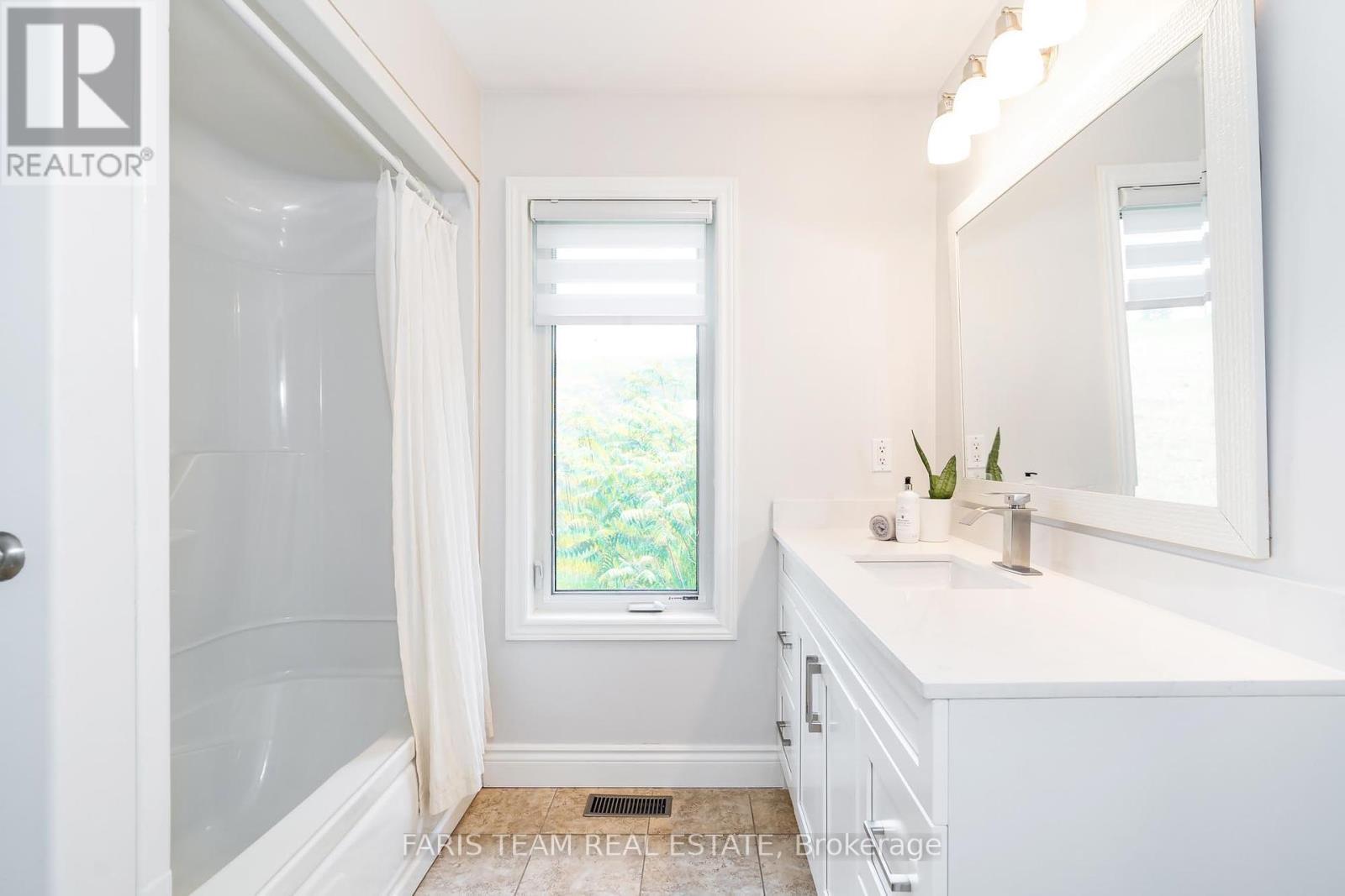 9229 25 Sideroad Adjala, Adjala-Tosorontio, ON - Indoor Photo Showing Bathroom