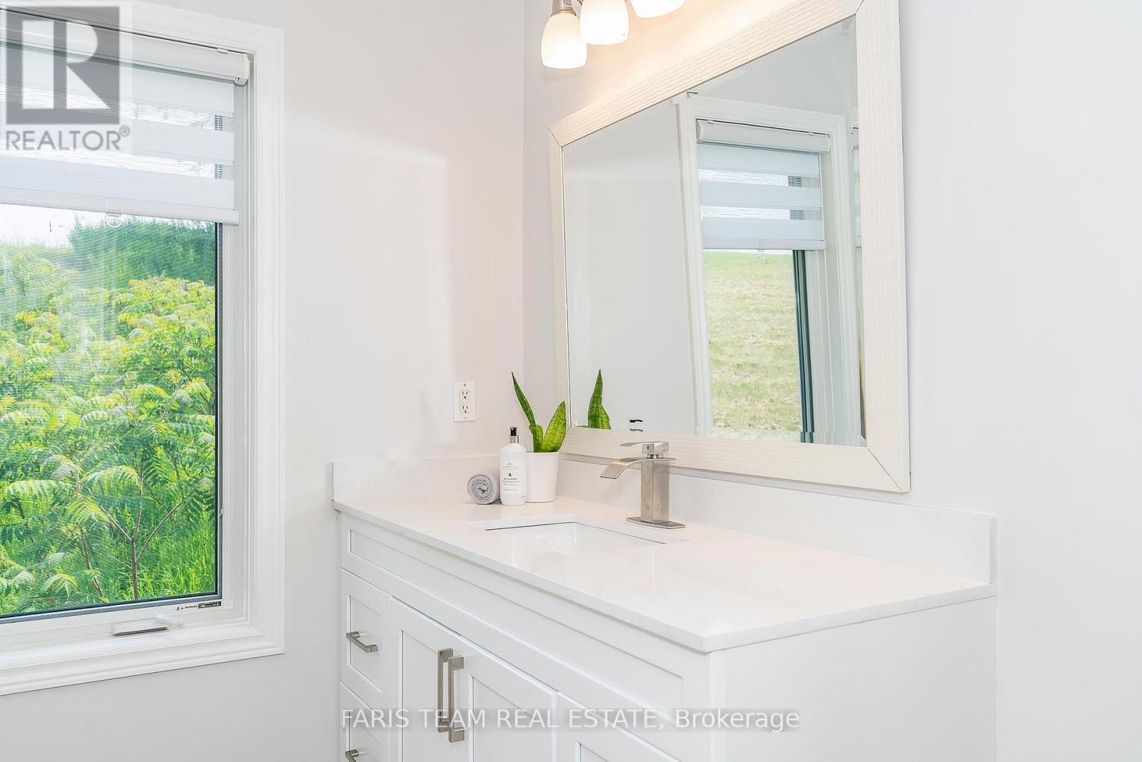 9229 25 Sideroad Adjala, Adjala-Tosorontio, ON - Indoor Photo Showing Bathroom