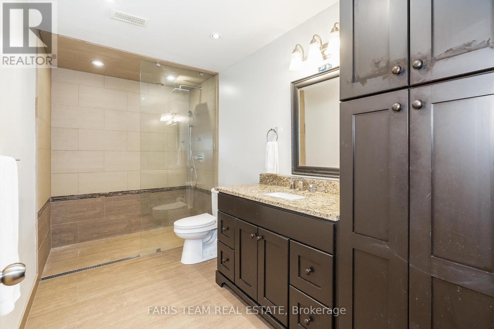 9229 25 Sideroad Adjala, Adjala-Tosorontio, ON - Indoor Photo Showing Bathroom