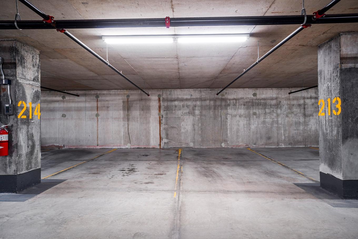 Parking - 1609-3330 Boul. Le Carrefour, Laval (Chomedey), QC - Indoor Photo Showing Garage