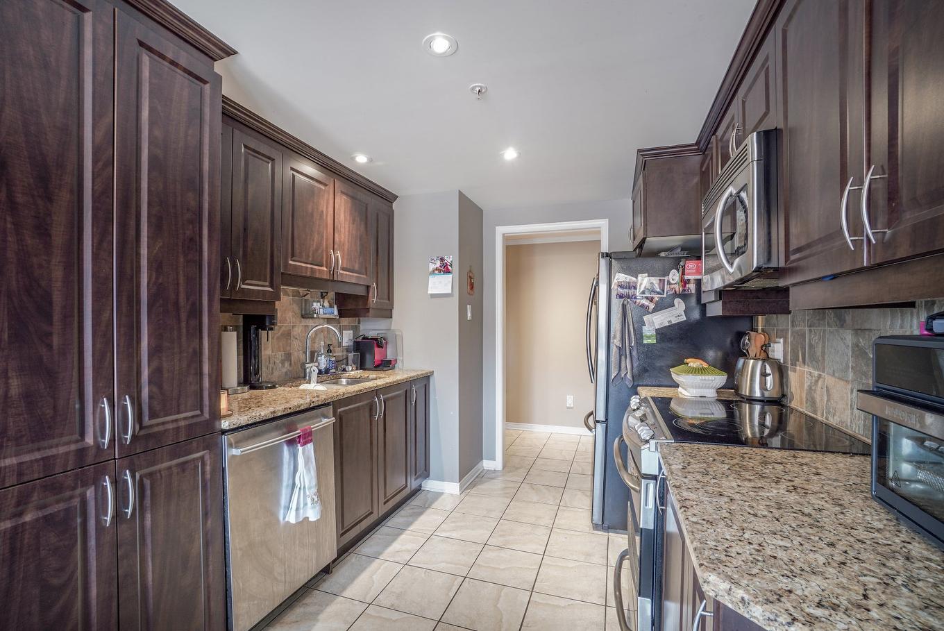 Kitchen - 1609-3330 Boul. Le Carrefour, Laval (Chomedey), QC - Indoor Photo Showing Kitchen