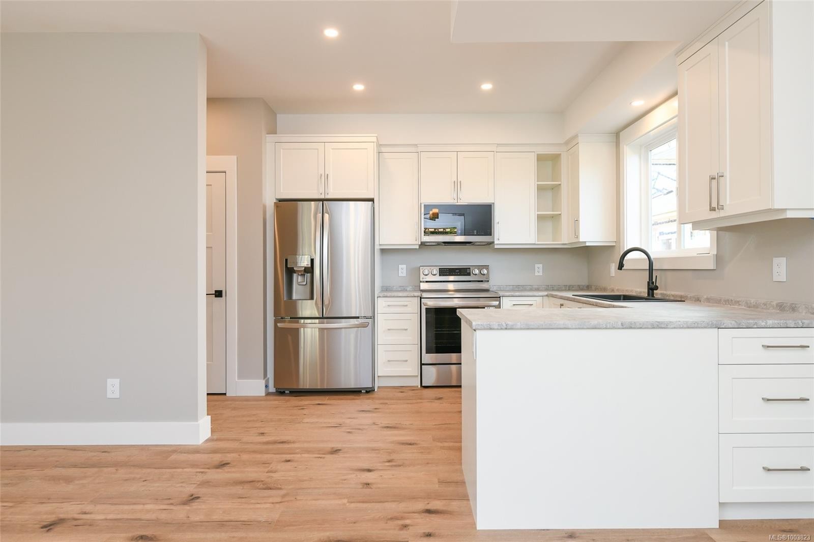 B-2315 Mcdonald Rd, Comox, BC - Indoor Photo Showing Kitchen With Upgraded Kitchen