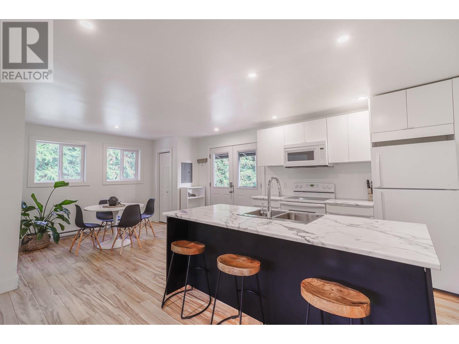 16102 3A Highway, Crawford Bay, BC - Indoor Photo Showing Kitchen