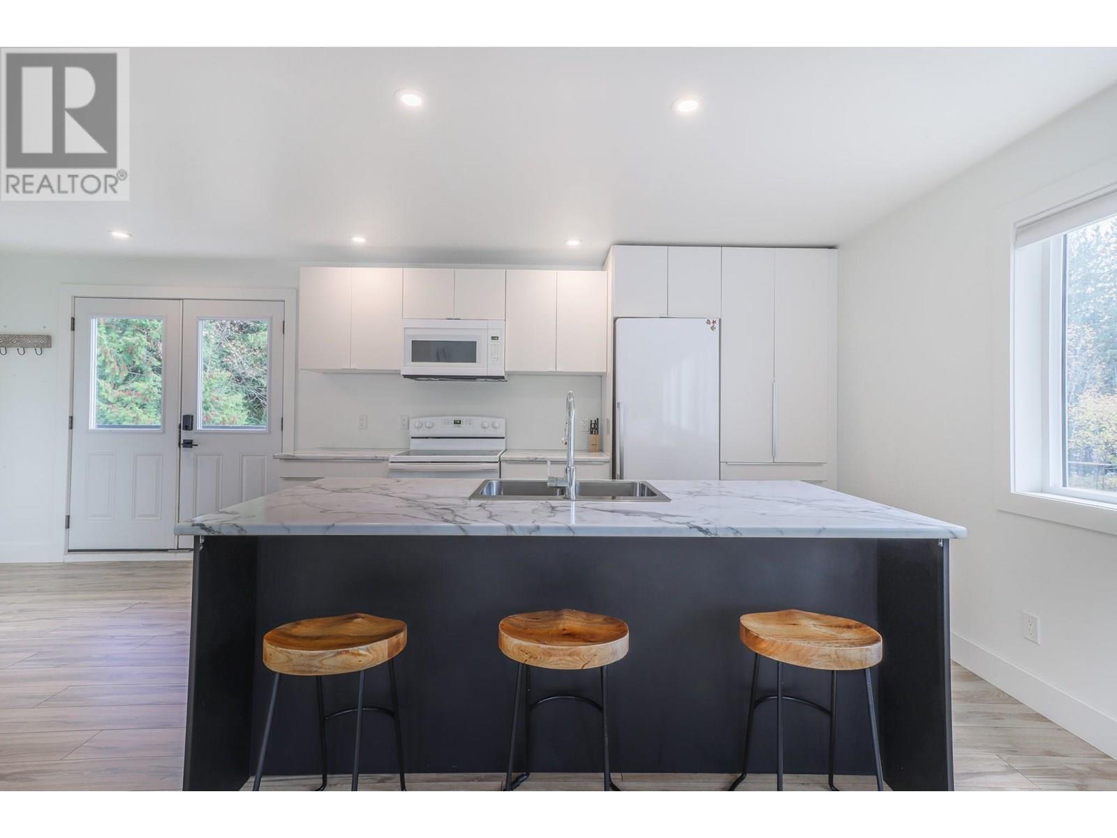 16102 3A Highway, Crawford Bay, BC - Indoor Photo Showing Kitchen