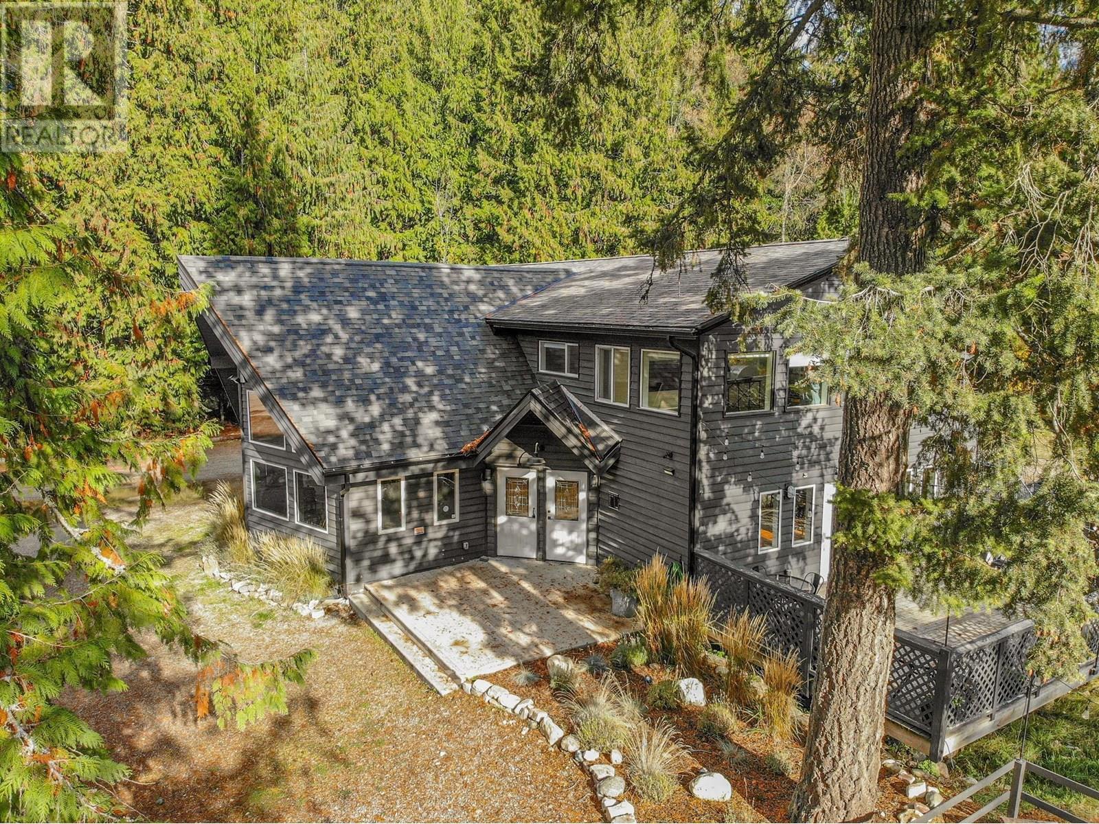 16102 3A Highway, Crawford Bay, BC - Outdoor