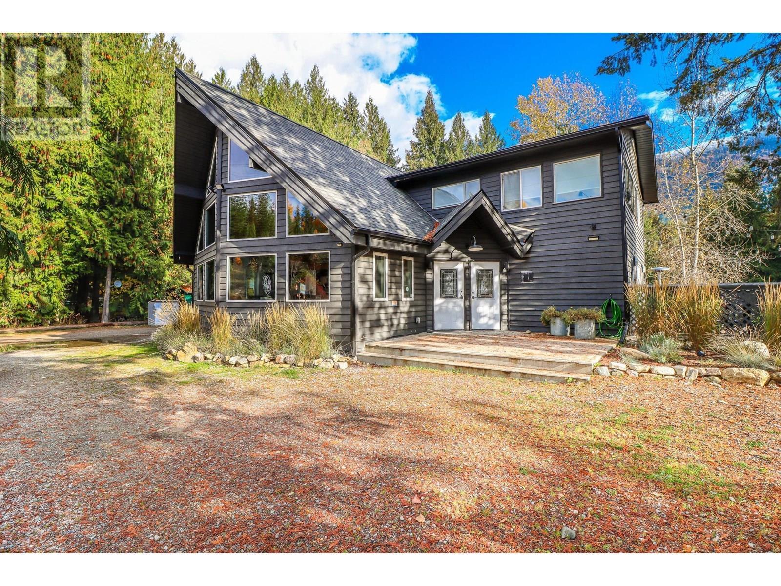 16102 3A Highway, Crawford Bay, BC - Outdoor