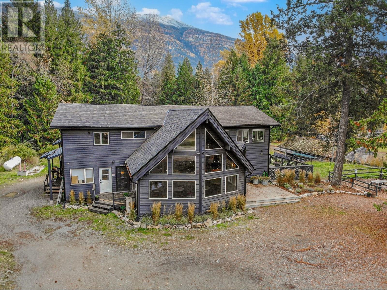 16102 3A Highway, Crawford Bay, BC - Outdoor