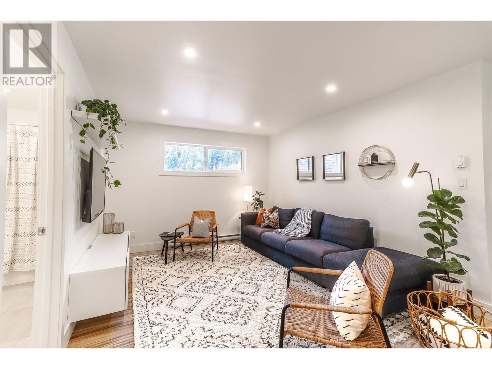 16102 3A Highway, Crawford Bay, BC - Indoor Photo Showing Living Room