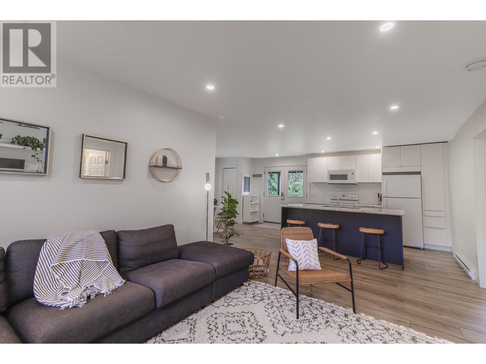 16102 3A Highway, Crawford Bay, BC - Indoor Photo Showing Living Room