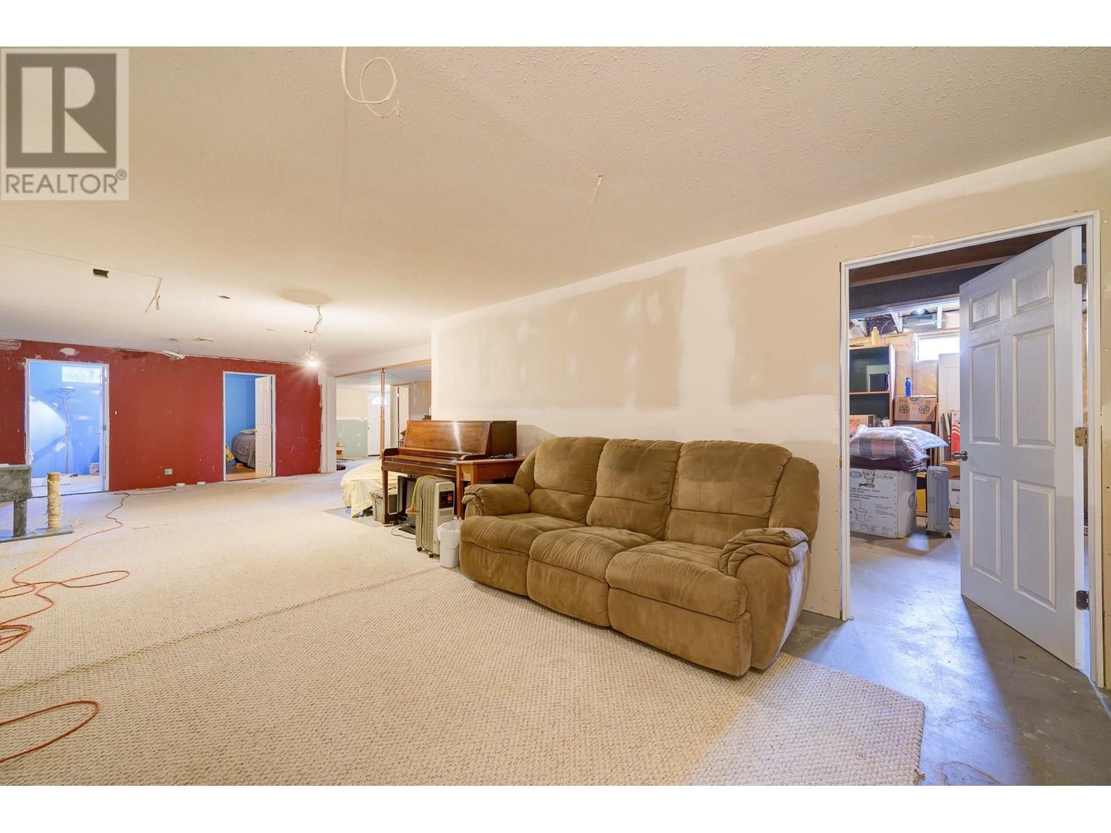 1053 Ptarmigan Road, Chase, BC - Indoor Photo Showing Living Room
