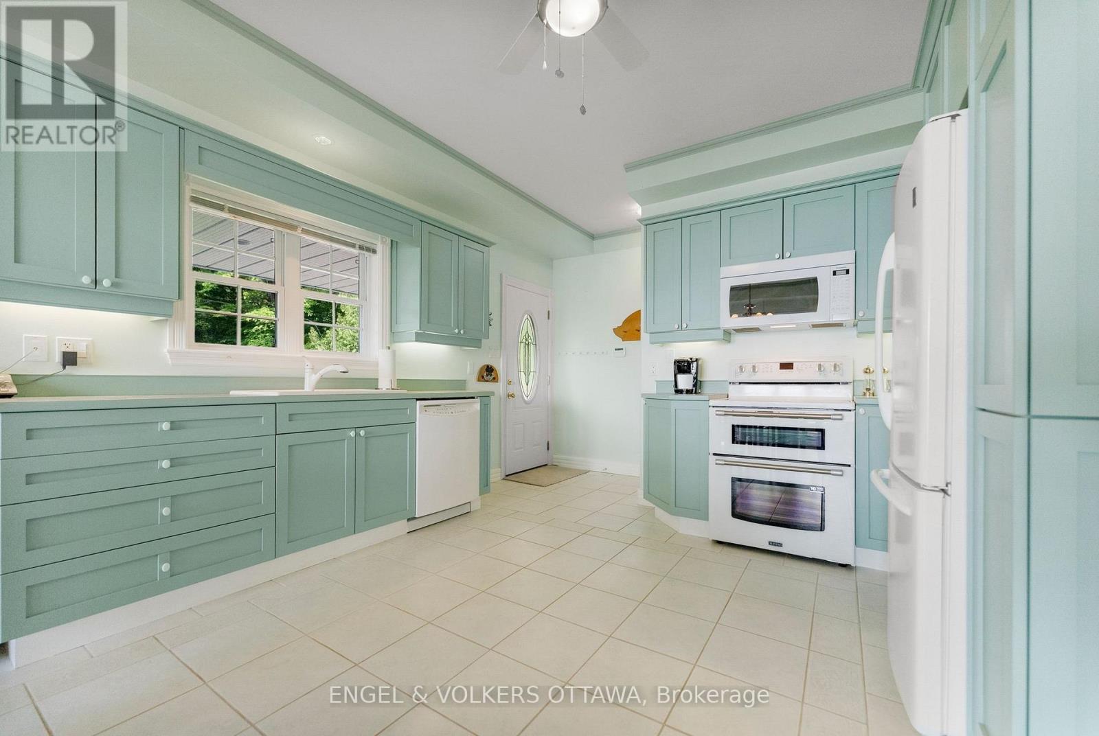 541 Morglan Lane, Greater Madawaska, ON - Indoor Photo Showing Kitchen