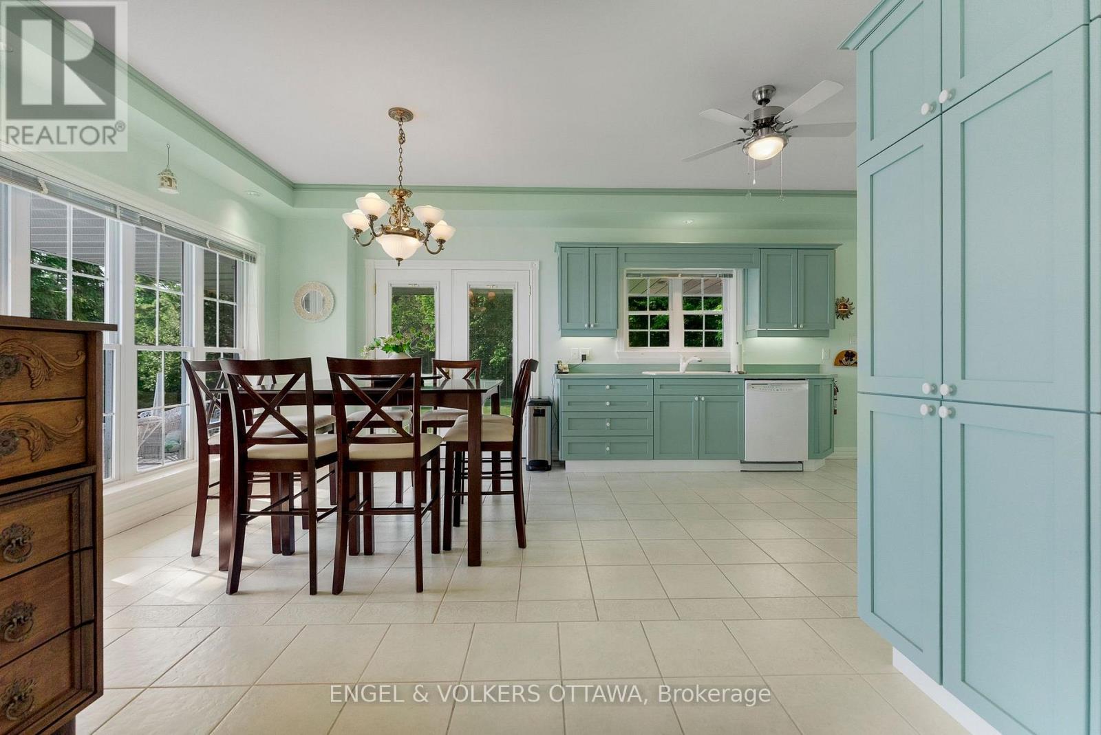 541 Morglan Lane, Greater Madawaska, ON - Indoor Photo Showing Dining Room