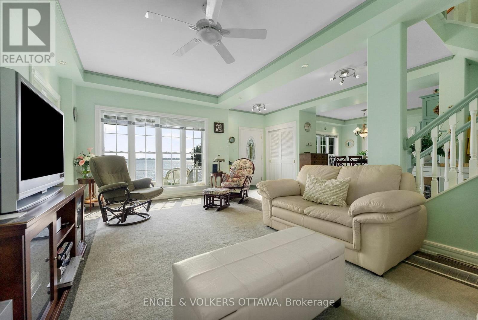 541 Morglan Lane, Greater Madawaska, ON - Indoor Photo Showing Living Room